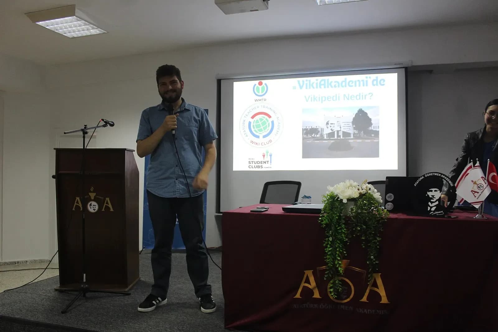 Toplantı salonunda sunum yapan bir konuşmacı