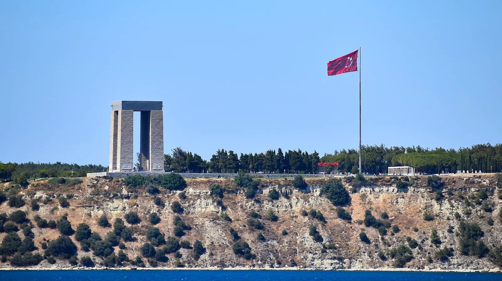 Çanakkale Şehitler Abidesi ve Türk bayrağı